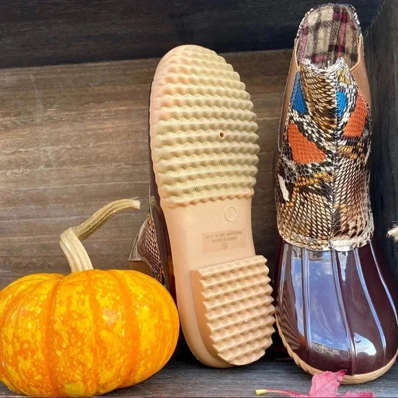 NEW Cute & Trendy Vegan Material Snake embossed slip on Duck Boots - Picture 14 of 16